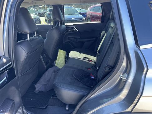 Used 2022 Mitsubishi Outlander SE image 16