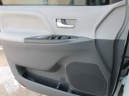 Used 2018 Toyota Sienna LE image 12