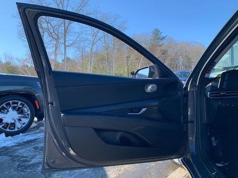 Used 2024 Hyundai Elantra SE image 17