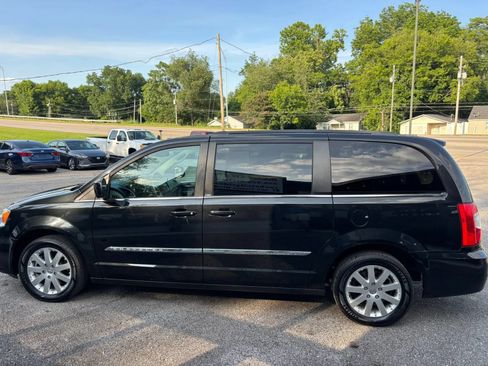 Used 2014 Chrysler Town & Country Touring FWD image 7