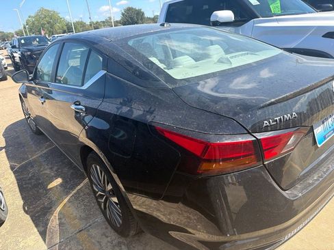 Used 2025 Nissan Altima 2.5 SV FWD image 4