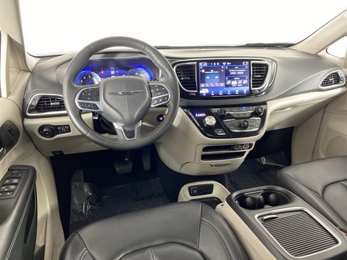 Used 2023 Chrysler Pacifica Touring-L image 18