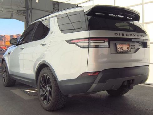 Used 2018 Land Rover Discovery SE image 3