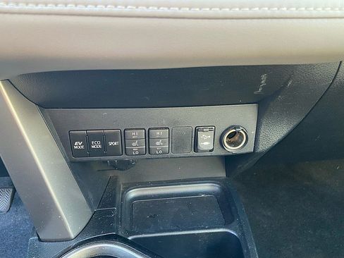 Used 2016 Toyota RAV4 Limited image 14