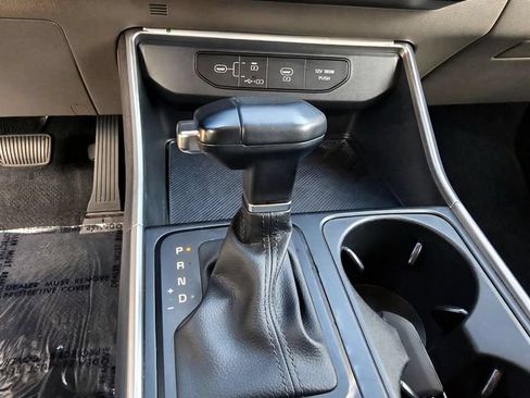Used 2025 Kia Carnival FWD image 30