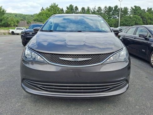 Used 2017 Chrysler Pacifica Touring FWD image 2