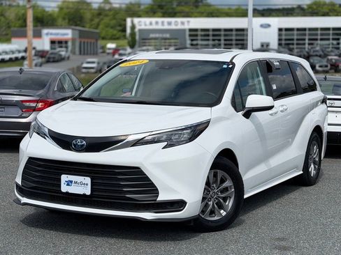 Certified 2024 Toyota Sienna LE w/ LE Plus Package AWD/4WD image 1