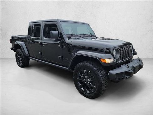 Used 2025 Jeep Gladiator Sport image 3