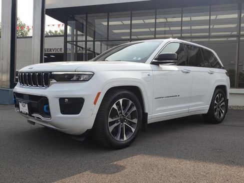Used 2023 Jeep Grand Cherokee Overland w/ Luxury Tech Group IV AWD/4WD image 8