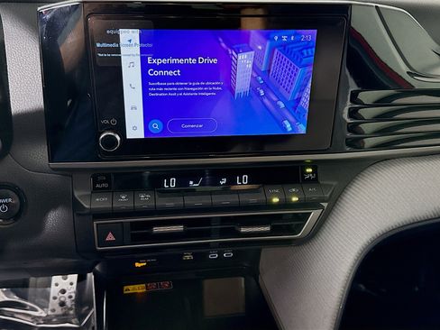 Used 2025 Toyota Camry SE w/ Convenience Package FWD image 18