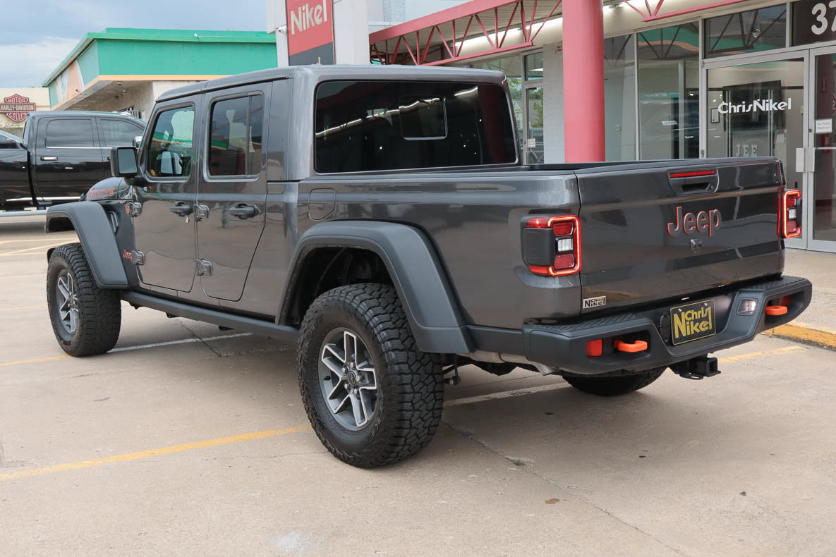 Used 2025 Jeep Gladiator Mojave w/ Convenience Group AWD/4WD image 6