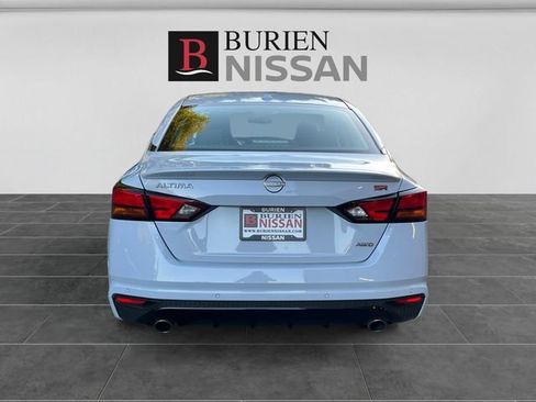 Used 2023 Nissan Altima 2.5 SR w/ SR Premium Package AWD/4WD image 4