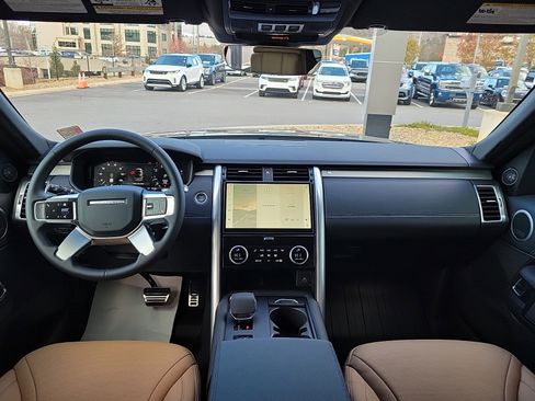 Used 2025 Land Rover Discovery Dynamic SE image 22