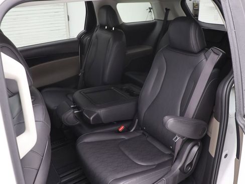 Used 2025 Kia Carnival FWD image 10
