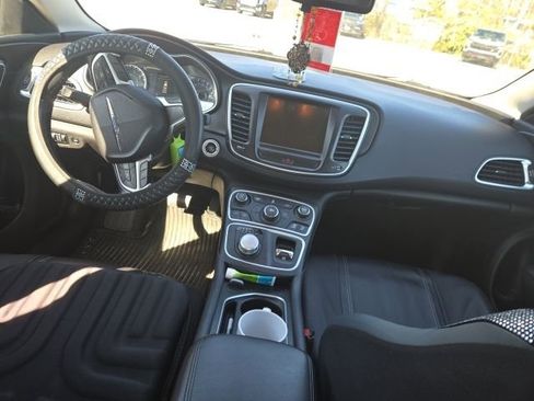 Used 2015 Chrysler 200 Limited w/ Convenience Group image 9