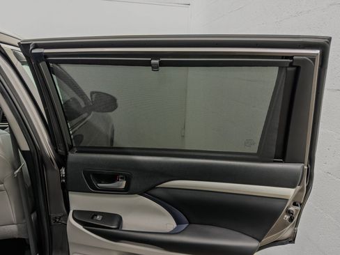 Used 2019 Toyota Highlander XLE AWD/4WD image 23