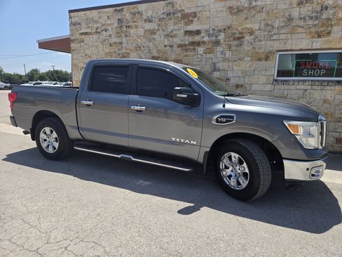 Used 2017 Nissan Titan SV AWD/4WD image 19