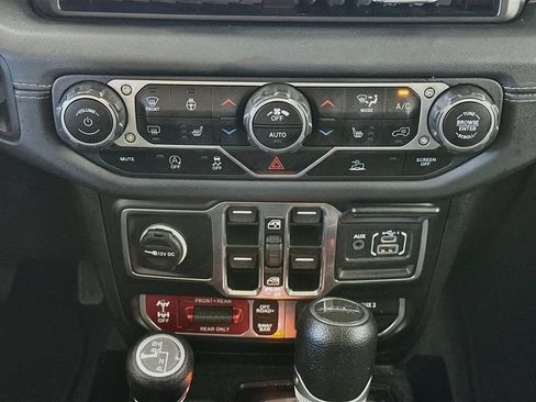 Used 2024 Jeep Gladiator Rubicon w/ Convenience Group AWD/4WD image 18