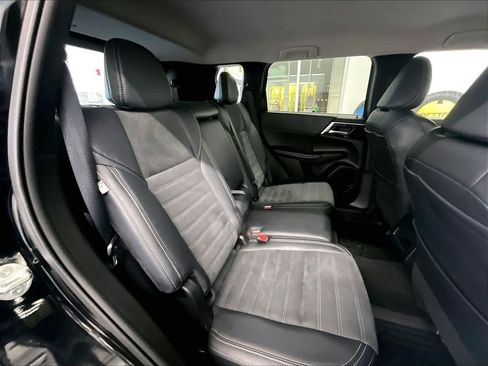 Used 2024 Mitsubishi Outlander SE AWD/4WD image 16