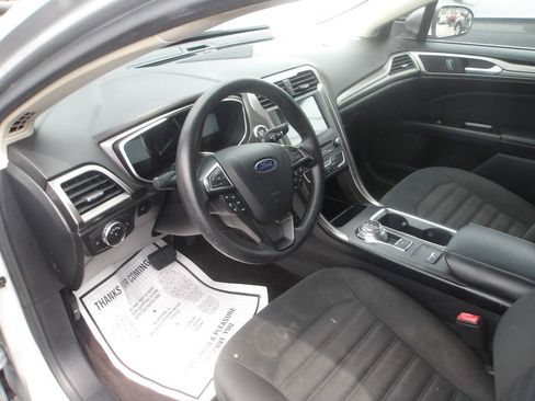 Used 2017 Ford Fusion SE w/ Fusion SE Technology Package FWD image 11