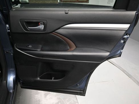 Used 2018 Toyota Highlander XLE image 30