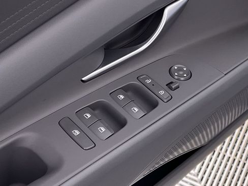 Used 2025 Hyundai Elantra SE image 15