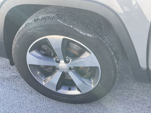 Used 2019 Jeep Cherokee Limited image 26