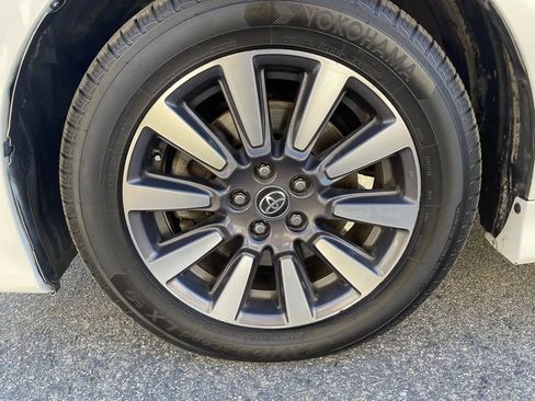 Used 2020 Toyota Sienna Limited image 44