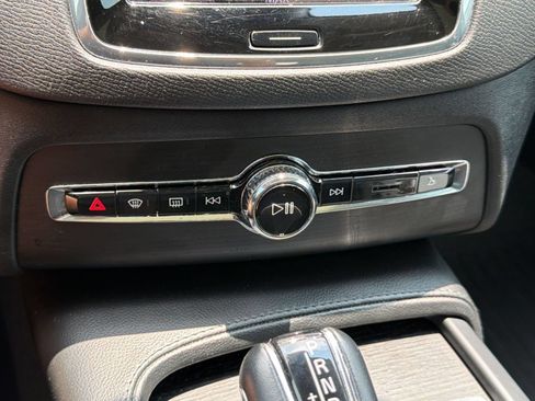 Used 2020 Volvo XC90 T5 Momentum w/ Protection Package Premier FWD image 16