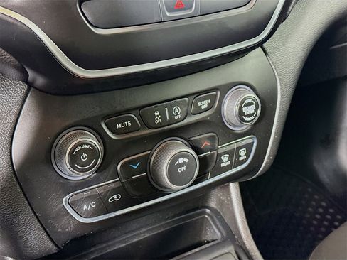 Used 2019 Jeep Cherokee Latitude w/ Cold Weather Group image 13