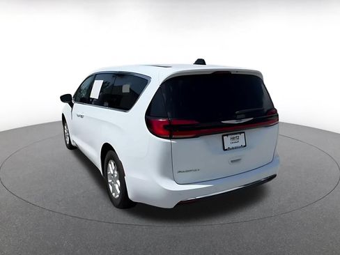 Used 2024 Chrysler Pacifica Touring-L FWD image 11