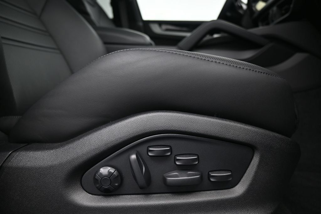 Certified 2026 Porsche Cayenne AWD/4WD image 14