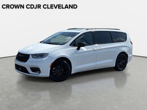 Used 2025 Chrysler Pacifica Limited FWD image 1