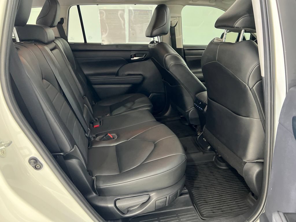 Used 2021 Toyota Highlander XLE AWD/4WD image 26