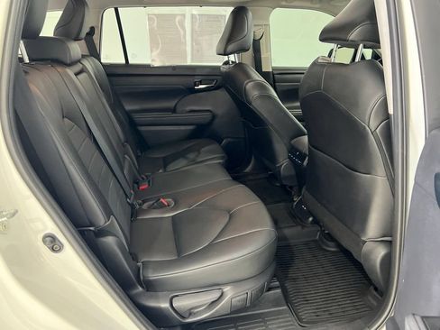 Used 2021 Toyota Highlander XLE AWD/4WD image 26
