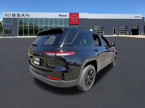 Used 2025 Jeep Grand Cherokee Altitude AWD/4WD image 3