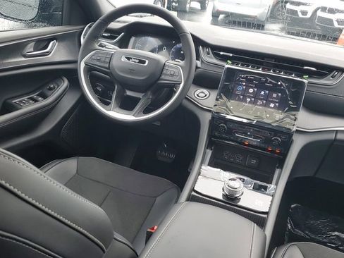 New 2025 Jeep Grand Cherokee Altitude image 11