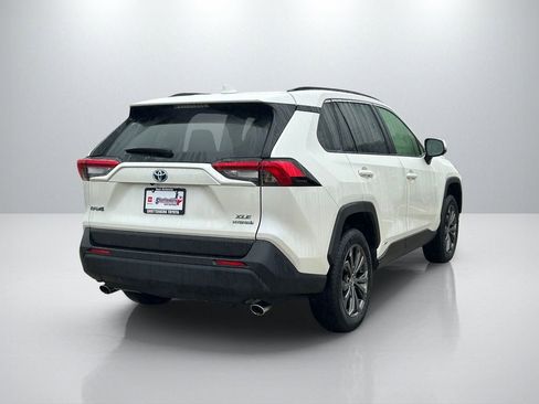 Used 2022 Toyota RAV4 XLE Premium image 5
