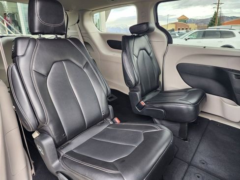 Used 2024 Chrysler Pacifica Touring-L image 20