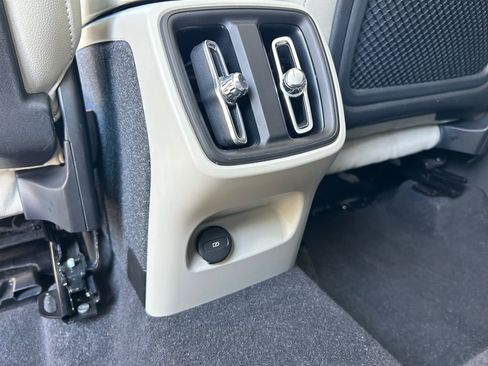 Used 2023 Volvo XC40 B5 Plus image 36