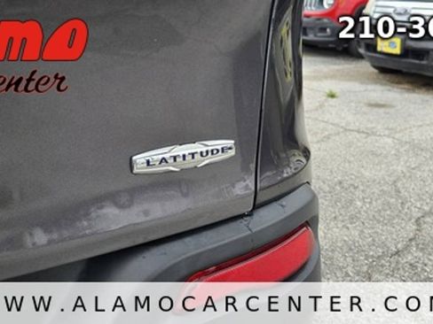 Used 2017 Jeep Cherokee Latitude AWD/4WD image 12