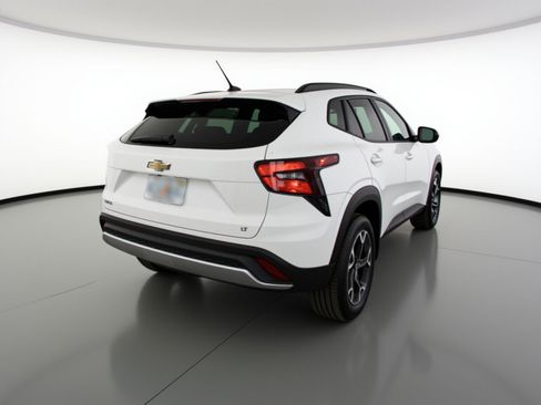 Used 2025 Chevrolet Trax LT w/ LT Convenience Package FWD image 9