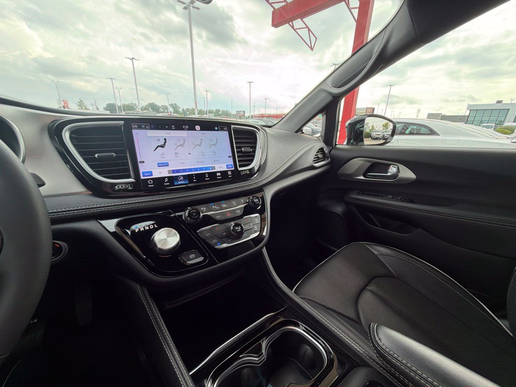 Used 2024 Chrysler Pacifica Limited w/ S Appearance Package AWD/4WD image 21