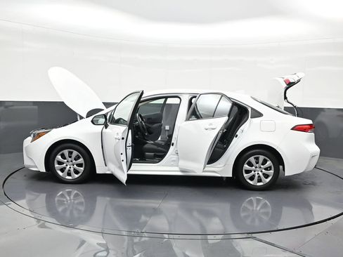Used 2025 Toyota Corolla LE image 33