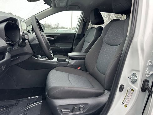 Used 2025 Toyota RAV4 XLE image 9