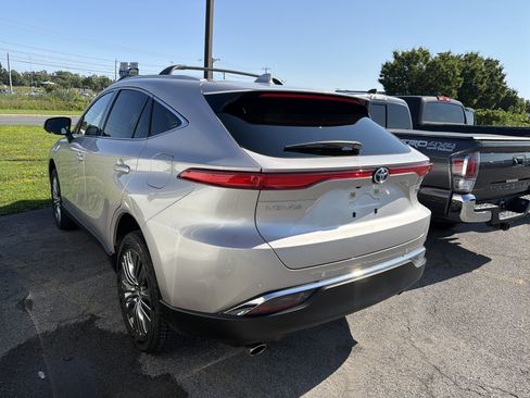 Used 2023 Toyota Venza XLE AWD/4WD image 5