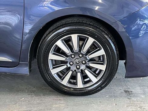 Used 2018 Toyota Sienna XLE image 9