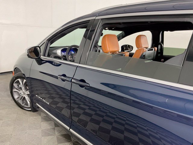 Used 2025 Chrysler Pacifica Pinnacle w/ Trailer Tow Group FWD image 44