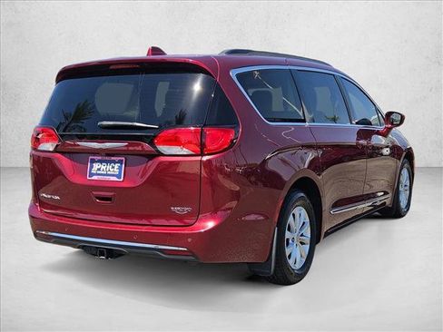 Used 2017 Chrysler Pacifica Touring-L FWD image 5