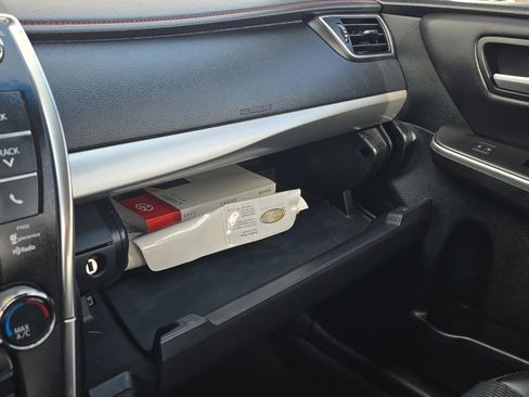 Used 2016 Toyota Camry SE w/ Moonroof Package image 28